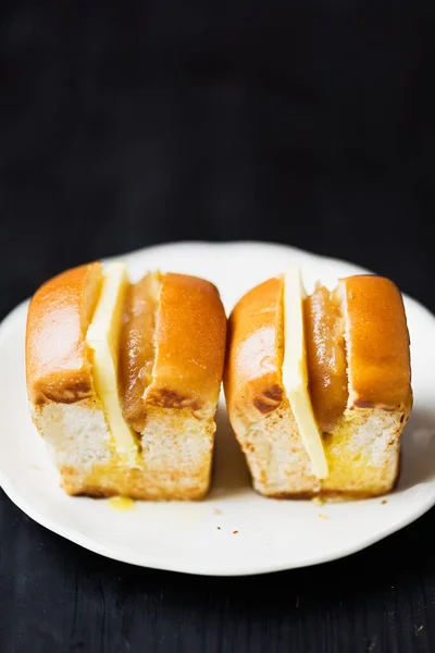 乡村音乐辛辣马来式番木瓜鸡蛋果酱和黄油面包舒适型早餐 — 图库照片