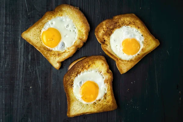 Gros Plan Oeuf Dans Trou Petit Déjeuner Sandwich Frit — Photo