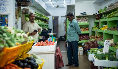 Little India, Singapur - 25 Aralık 2019 Liitle India 'daki tipik eski kirli sebze dükkanı