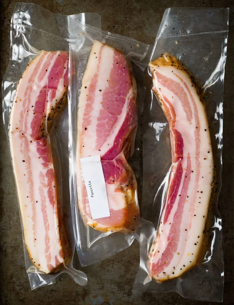 Zblízka Rustikální Italská Pancetta Slanina Plastovém Obalu — Stock fotografie