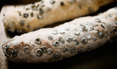 İtalyan usulü siyah zeytinli ciabatta ekmeği.