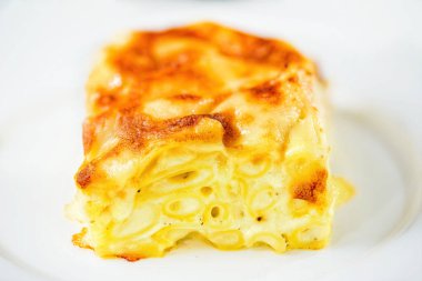 Kırmızı İtalyan peynirli İtalyan peynirli makarnasından yakın çekim.