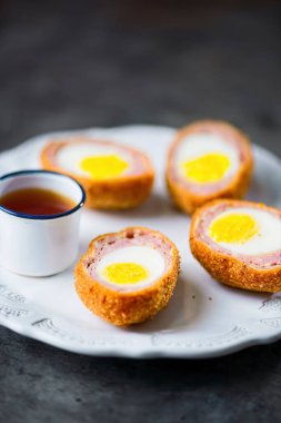 Geleneksel İngiliz konforlu, İskoç yumurtasına yakın.