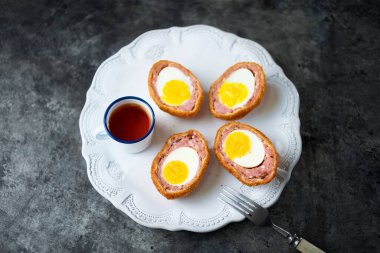 Geleneksel İngiliz konforlu, İskoç yumurtasına yakın.