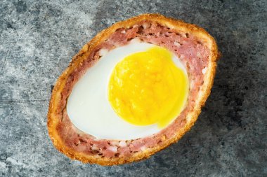 Geleneksel İngiliz konforlu, İskoç yumurtasına yakın.