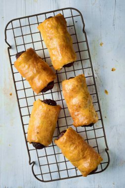 Altın renginde İngiliz sosisleri, konforlu yiyecekler.