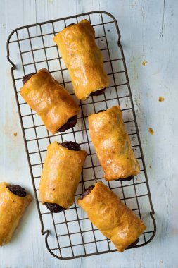 Altın renginde İngiliz sosisleri, konforlu yiyecekler.