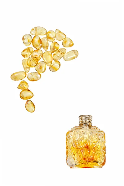 Vintage fles en gele amber stenen. — Stockfoto