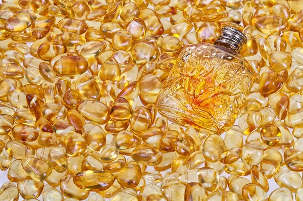 Botella vintage y piedras amarillas de ámbar . —  Fotos de Stock