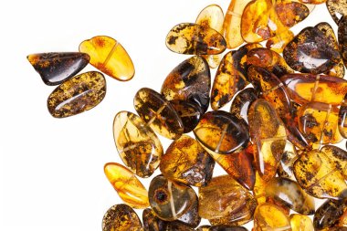 Beyaz zemin üzerine sarı kehribar taşı. 