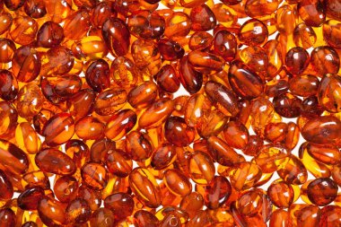 Beyaz bir arka plan üzerinde koyu sarı kehribar taş. 