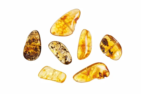 Sete pedras amarelo âmbar em um fundo branco . — Fotografia de Stock