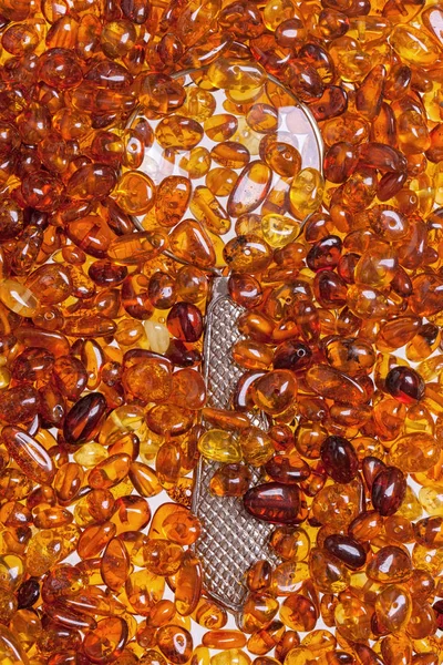 Taşlar sarı koyu sarı renk ve vintage Büyüteç.