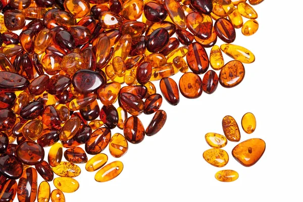 Beyaz bir arka plan üzerinde koyu sarı kehribar taş. 