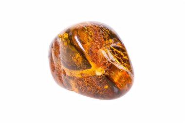 Beyaz bir arka plan üzerinde sarı kehribar taş yakın çekim.