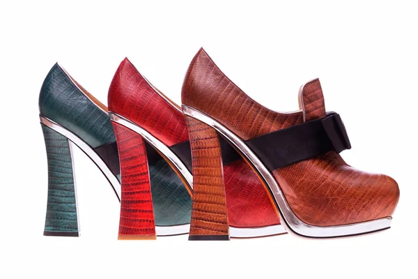 Beyaz bir arka plan üzerinde özgün tasarımı ile şık deri kadın çanta.