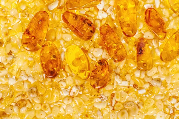 Yellow amber stones closeup lie on a flat surface. — Stock Photo, Image