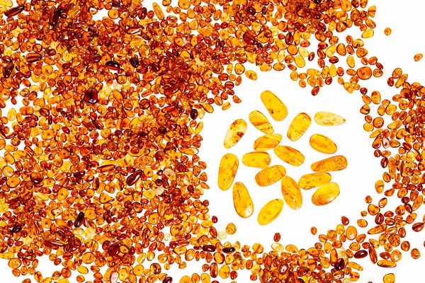 Beyaz zemin üzerine sarı kehribar taşı. 