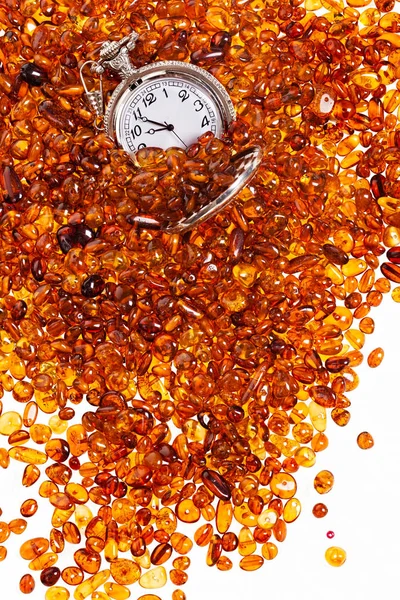 Taşlar bir koyu sarı amber ve bir cep saati.