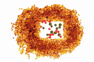 Taşlar beyaz bir arka planda sarı ve çok renkli kehribar.