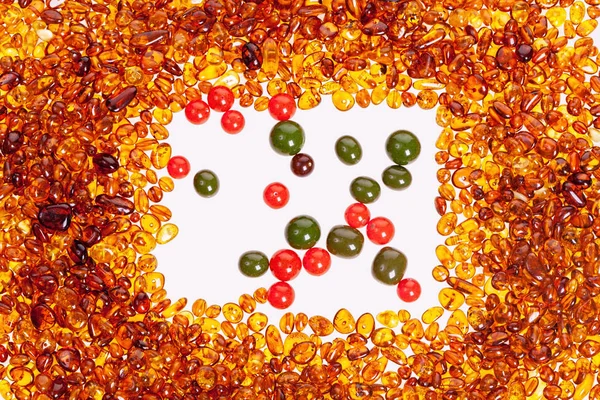 Taşlar beyaz bir arka planda sarı ve çok renkli kehribar.