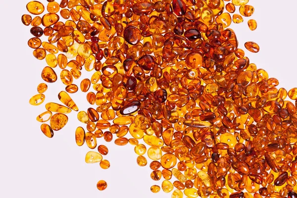 Beyaz zemin üzerine sarı kehribar taşı. 