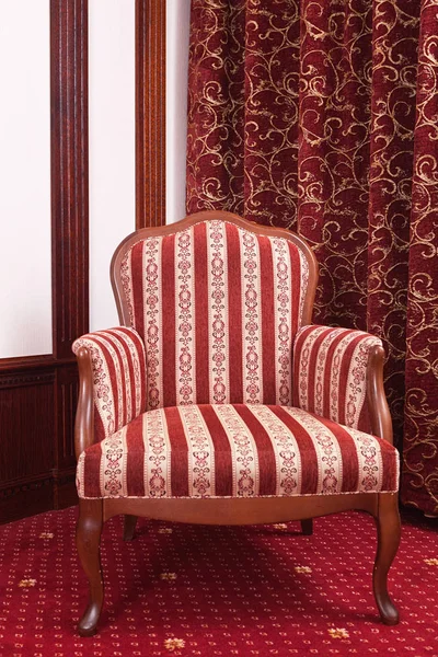 Antyczny fotel na tle wnętrz w stylu retro — Zdjęcie stockowe