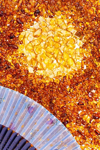 Taşlar sarı amber ve mavi bir fan.