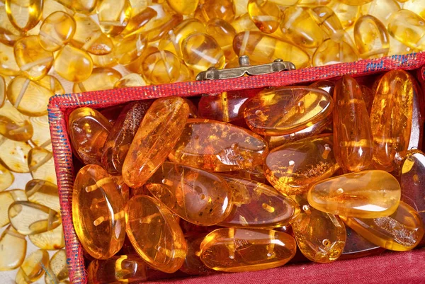 Bir antika kırmızı kutu yakın bir koyu sarı kehribar taş.