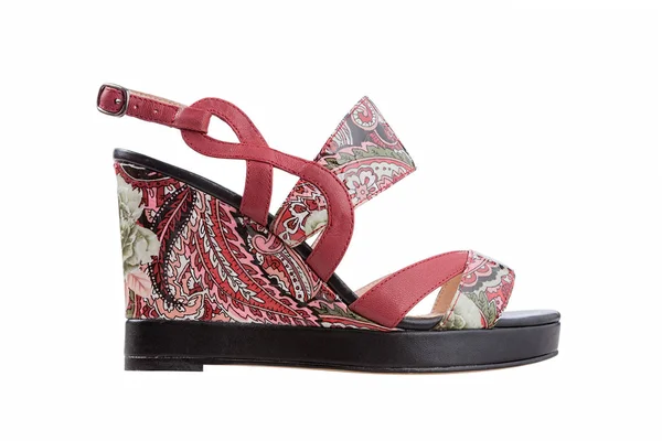 Beyaz bir soyut bir desen ile bir platform üzerinde kadın sandalet