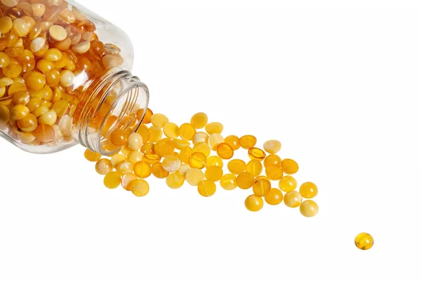 Een steen van geel amber close-up tegen de achtergrond van een rec Stockfoto