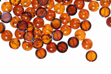 Beyaz bir arka plan üzerinde koyu sarı kehribar taş. 