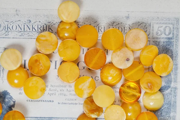 Piedras amarillas de ámbar en el fondo de una antigua postal . Imágenes de stock libres de derechos