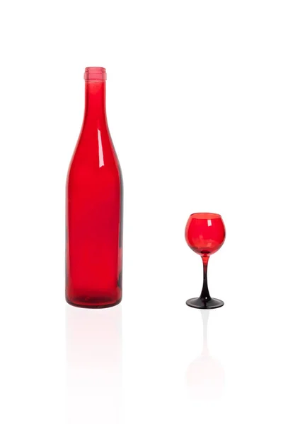 Eine Flasche rotes Glas mit rotem Weinglas auf weißem Hintergrund — Stockfoto