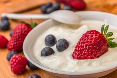 çilek ve yaban mersini, bazı yoğurt ve ahşap tr