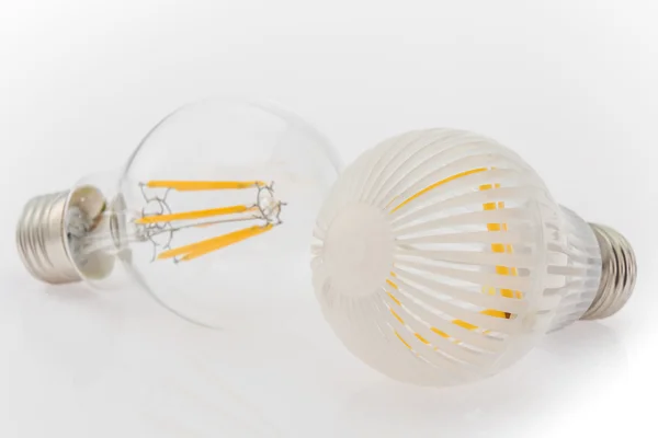 Duas lâmpadas LED com tampa diferente, plástico e vidro — Fotografia de Stock