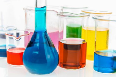 Volumetric flask ve farklı türde göstergeler ile kadehler 