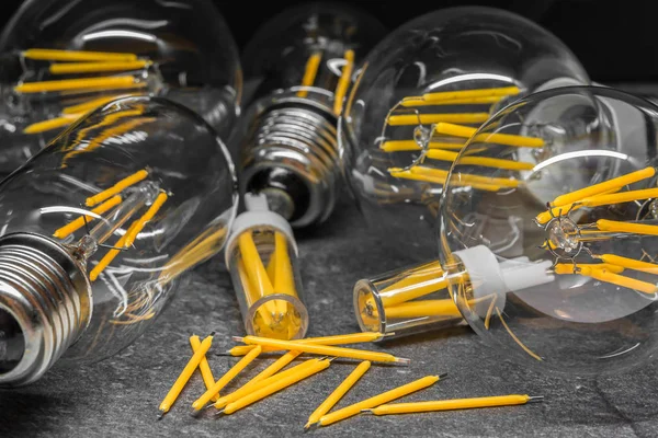 Filamentos led de repuesto entre bombillas de filamento de luz led — Foto de Stock