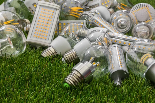 E27, g4 und r7s ökologische und wirtschaftliche LED-Lampen lizenzfreie Stockbilder