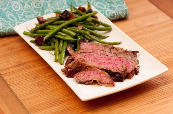 seared flank steak with green beans and mushrooms