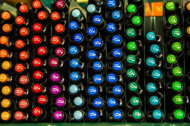 Bir sürü tükenmez kalem, üst görünüm, renkli kalem. Renkli kalemlerin tasarım veya düzenleme için kapatılması