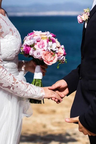 Bruid Bruidegom Hand Hand Aan Een Zeekust Strandhuwelijksceremonie Aan Zee — Stockfoto