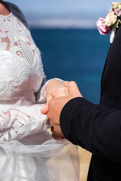Bruid Bruidegom Houden Elkaars Hand Bij Elkaar Een Hemelse Achtergrond — Stockfoto