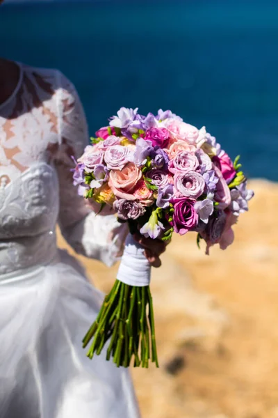 Bruidsmorgen Details Bruid Met Kleurrijke Bruiloft Boeket Handen Een Kust — Stockfoto