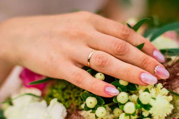 Bruid Hand Met Trouwring Een Kleurrijke Bruiloft Boeket Close Bruidsmorgen — Stockfoto