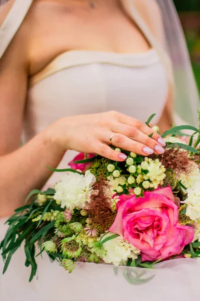 Bruid Hand Met Trouwring Een Kleurrijke Bruiloft Boeket Close Bruidsmorgen — Stockfoto