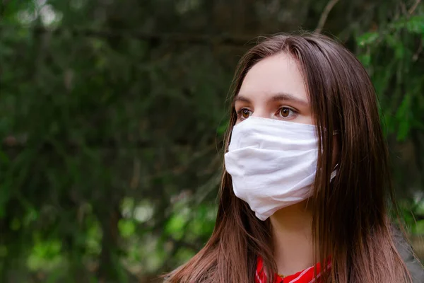 Mujer Joven Morena Máscara Médica Protectora Cara Mirando Lado Aire Imagen De Stock