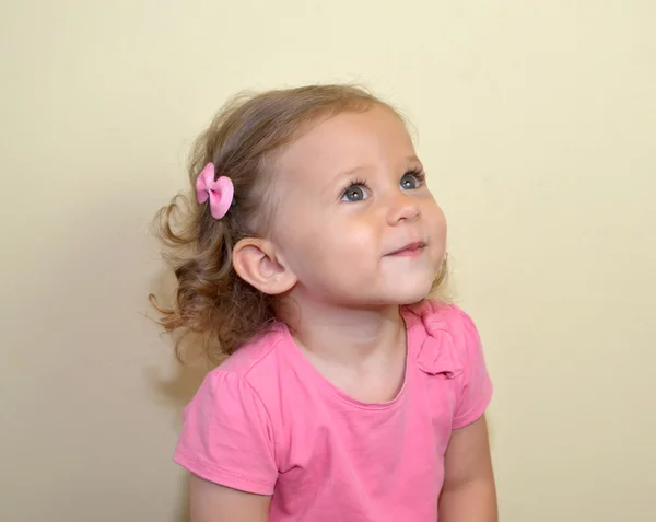 Портрет забавной двухлетней девочки на светлом фоне — стоковое фото