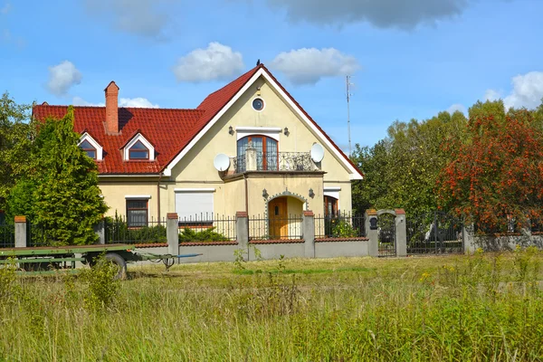 A casa de apartamento rural com uma varanda. Região de Kaliningrado — Fotografia de Stock