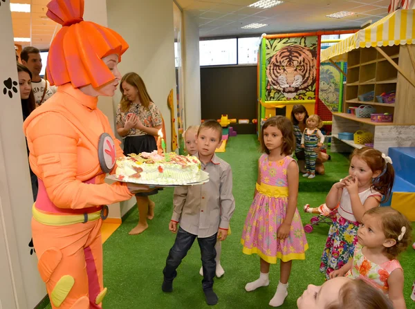 KALININGRAD, RUSSIA - SEPTEMBER 18, 2016: The animator holds festive cake on children's birthday — Stock Photo, Image